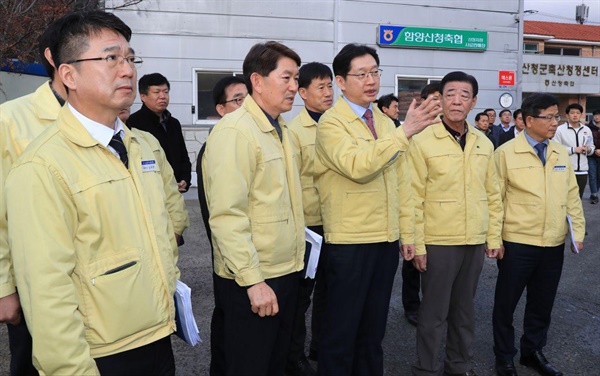 23일 산청군 축산청정센터를 방문한 김경수 지사.
