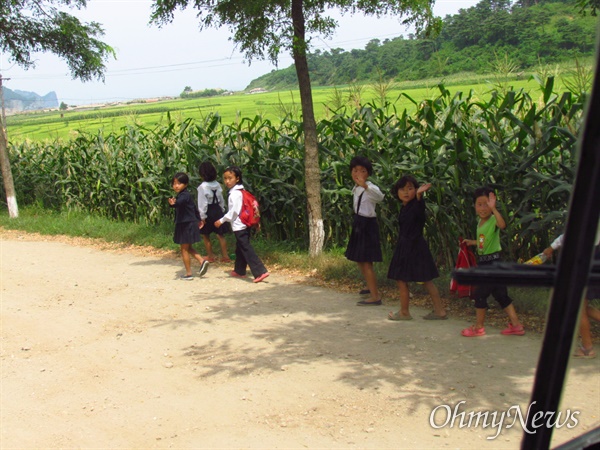 관광버스를 향해 손을 흔드는 북녘의 아이들 (2013년 8월22일 함경북도 명강군).