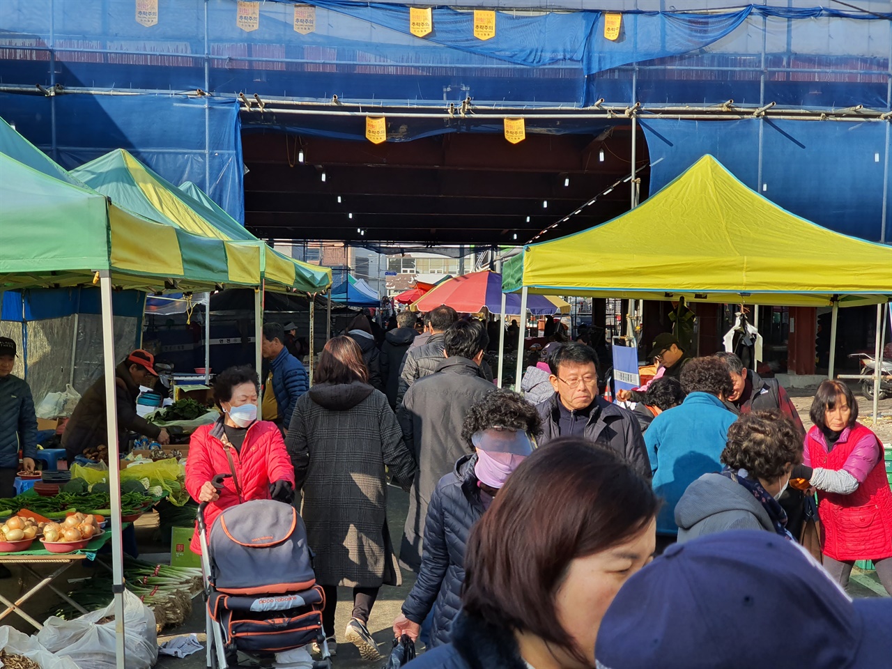 24일 설날 대목장이 열린 홍성전통시장에는 이른 오전 시간에도, 미처 준비하지 못한 제수용품을 사기 위해 나온 시민들로 북적거렸다.