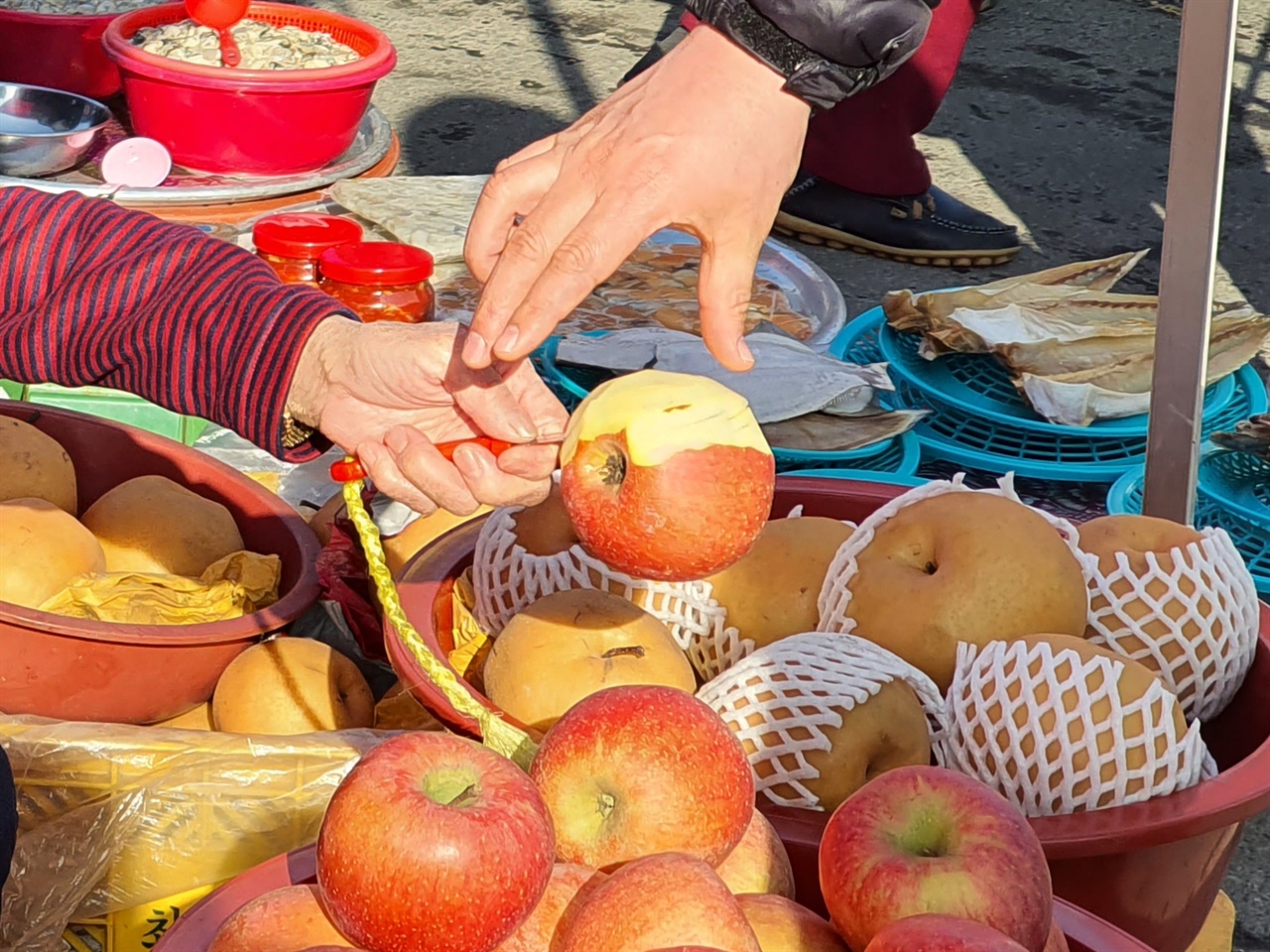 전통시장에서는 새해 덕담과 함께 찾아온 과일도 나눠먹는 장터만의 정이 있다.