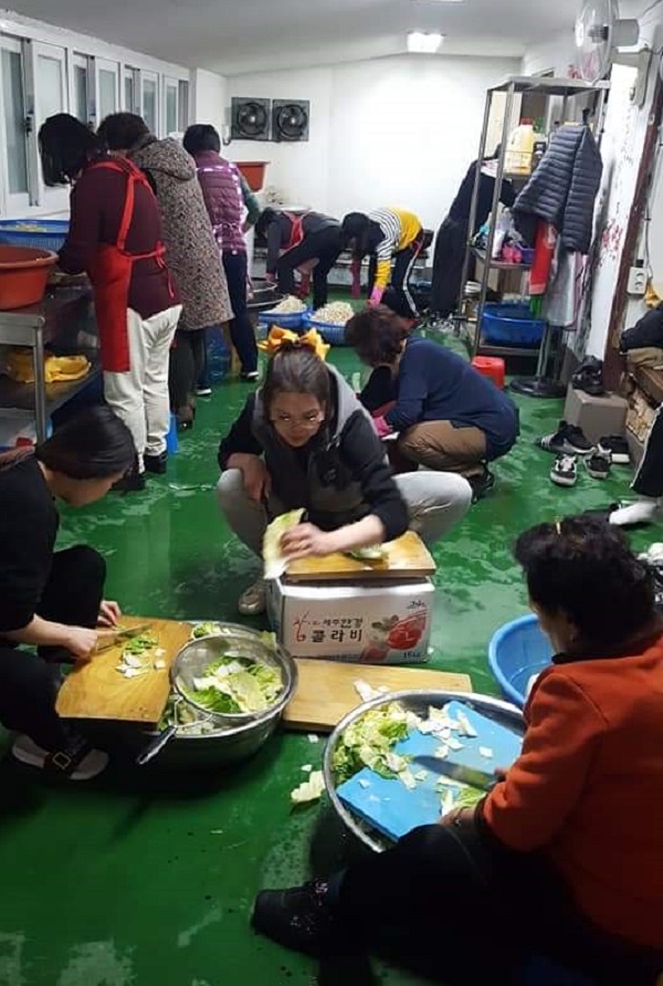 청로회어머니봉사회에서 청로회 학생들과 함께 지역의 독거노인들에게 전달하기위한 차례음식을 준비하고 있다다.