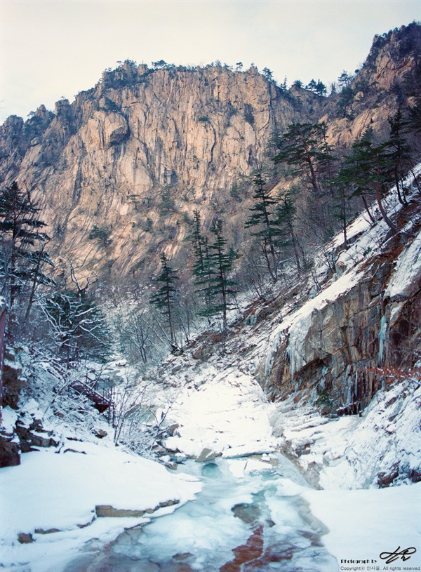 눈과 절벽 (645N/Portra400)전형적인 설악산의 풍경