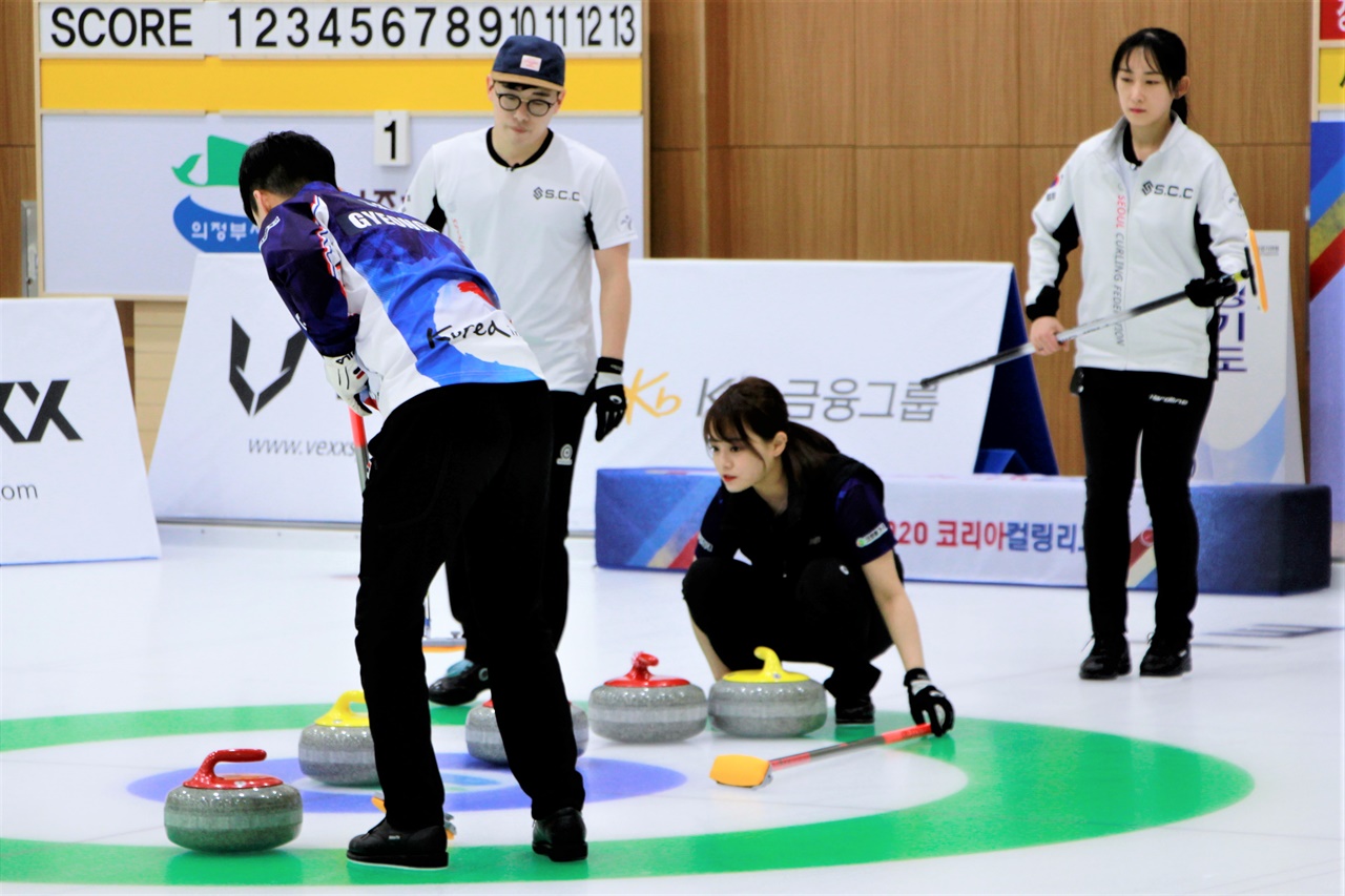  서울컬링클럽과 경기도연맹이 맞붙은 23일, 경기도연맹 김산 선수가 스톤의 위치를 보며 스위핑하고 있다.