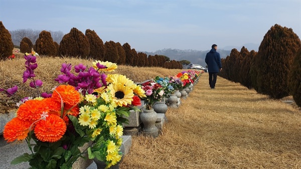 추모공원을 찾은 성묘객들은 색이 바랜 조화 꽃을 새것으로 교체하는가 하면, 집에서 준비한 제사음식으로 성묘를 마쳤다. 