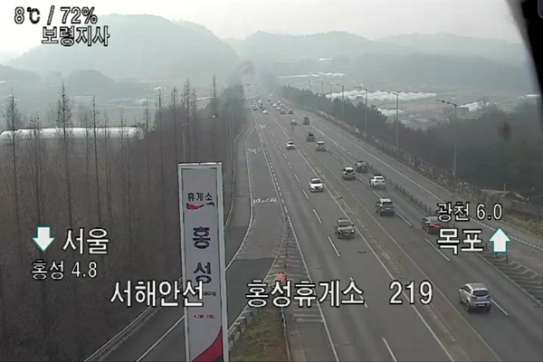 서해안 고속도로 서울방면으로 향하는 홍성 나들목은 오전 11시 현재 시속 110km로 원활한 교통흐름을 보이고 있으나, 시간이 갈수록 차량들이 늘어나 밤늦게 귀경길 교통 정체가 가장 심할 것으로 예상된다.