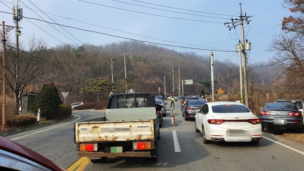 국도 21호 예산군 응봉 사거리와 지방도 619호 예당저수지에서 예산추모공원까지 이어지는 도로에는 시간이 지날수록 성묘객들의 차량이 길게 늘어 서 있다.