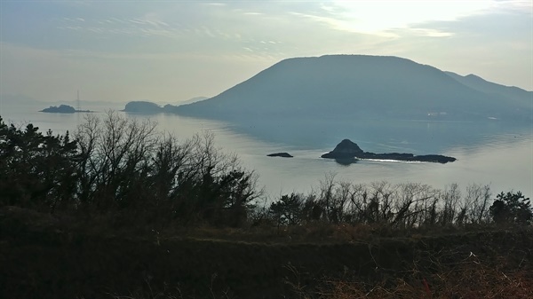 보석처럼 반짝이는 바다, 그림처럼 떠 있는 자그마한 섬 무인도는 신비로움이 가득하다. 
