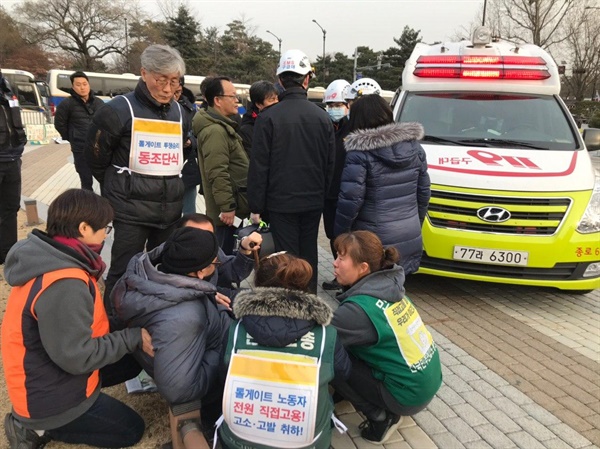 고속도로 요금수납원의 직접고용을 요구하며 광화문거리에서 금식투쟁해 오던 강동화 민주일반연맹 사무처장이 25일 오후 건강 악화로 병원에 후송되었댜.