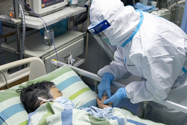 24일 중국 후베이성 우한대학 중난병원의 집중치료실에서 보호복을 입은 의료진이 신종 코로나바이러스 감염증 확진 환자를 돌보고 있다.