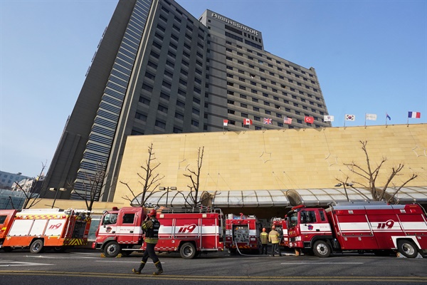 26일 오전 건물 지하에서 화재가 발생한 서울 중구 장충동 그랜드 앰배서더 호텔 앞으로 출동한 소방차들이 줄지어 서 있다. 화재는 이날 오전 4시 51분께 호텔 지하 1층에서 시작됐으며 투숙객과 직원 600여 명이 대피했다. 병원으로 옮겨진 피해자들은 단순 연기 흡입으로 크게 다치지 않은 것으로 알려졌다.