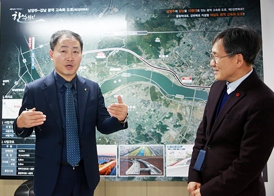 이원호 예비후보(좌)가 '제2 강변북로' 건설의 정당성을 설명하고 있다.