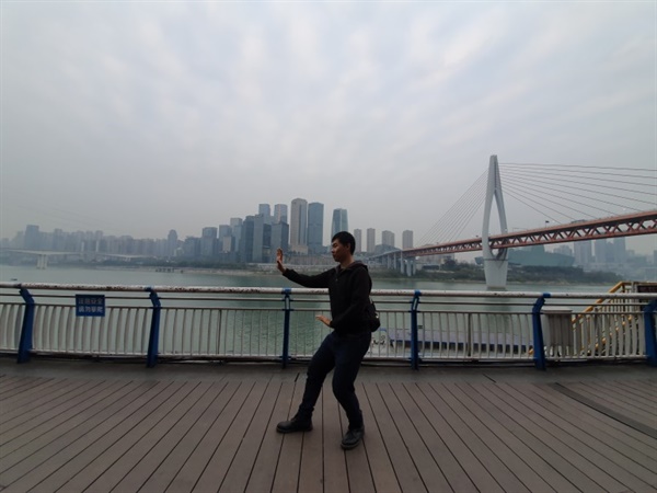  중국에서 양쯔강을 배경으로 자세를 잡은 나
