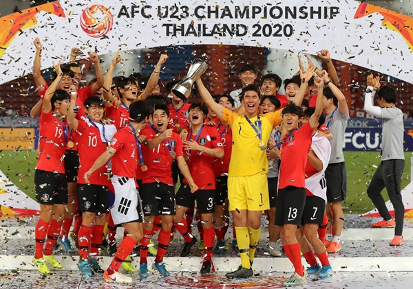  26일 오후(현지시간) 태국 방콕 라자망갈라 스타디움에서 열린 2020 아시아축구연맹(AFC) U-23 챔피언십 한국과 사우디아라비아의 결승전. 사우디를 꺾고 사상 첫 대회 우승에 성공한 선수들이 우승 트로피를 높이 들고 환호하고 있다.