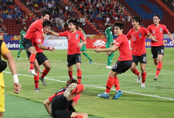  26일 오후(현지시간) 태국 방콕 라자망갈라 스타디움에서 열린 2020 아시아축구연맹(AFC) U-23 챔피언십 한국과 사우디아라비아의 결승전 연장 후반. 정태욱이 선제골을 넣은 뒤 동료들과 환호하고 있다.