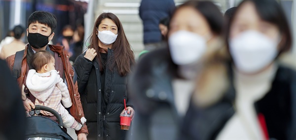 국내에서 세 번째 신종 코로나바이러스 감염증 확진 환자가 발생한 26일 서울역에서 마스크를 쓴 가족이 열차 플랫폼으로 이동하고 있다.
