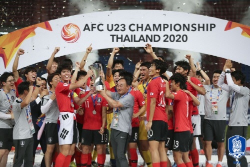  대회 최초로 2020 AFC U-23 챔피언십에서 우승을 차지한 U-23대표팀 김학범 감독과 선수들이 트로피를 들고 기뻐하고 있다.