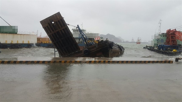 1월 27일 오전 부산 영도구 청학부두에 계류 중인 선박 4척이 잇따라 침수하는 사고가 발생했다.