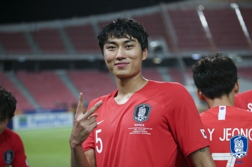  2020 AFC U-23 챔피언스 결승전에서 연장 후반 천금같은 결승골을 터뜨린 정태욱이 손가락으로 V자를 펼쳐 보이고 있다.