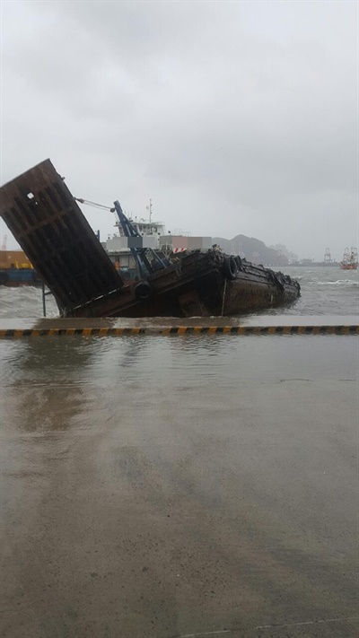 1월 27일 오전 부산 영도구 청학부두에 계류 중인 선박 4척이 잇따라 침수하는 사고가 발생했다.