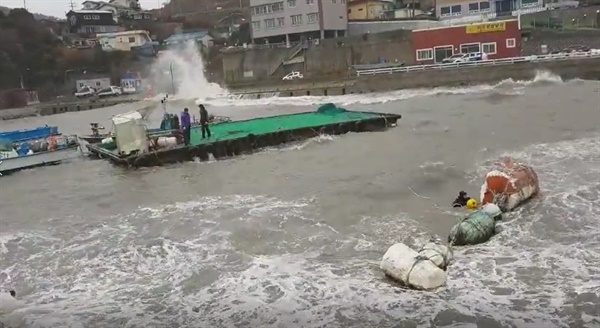 1월 27일 오전 10시 7분경 부산 강서구 대항동 새바지항에 계류 중이던 작업용 바지선의 홋줄이 끊어졌다.