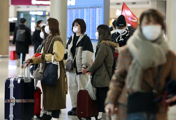 국내에서 신종 코로나바이러스 감염증 네 번째 확진 환자가 발생한 27일 오후 인천국제공항 1터미널에서 마스크를 쓴 외국인 관광객들이 입국하고 있다.
