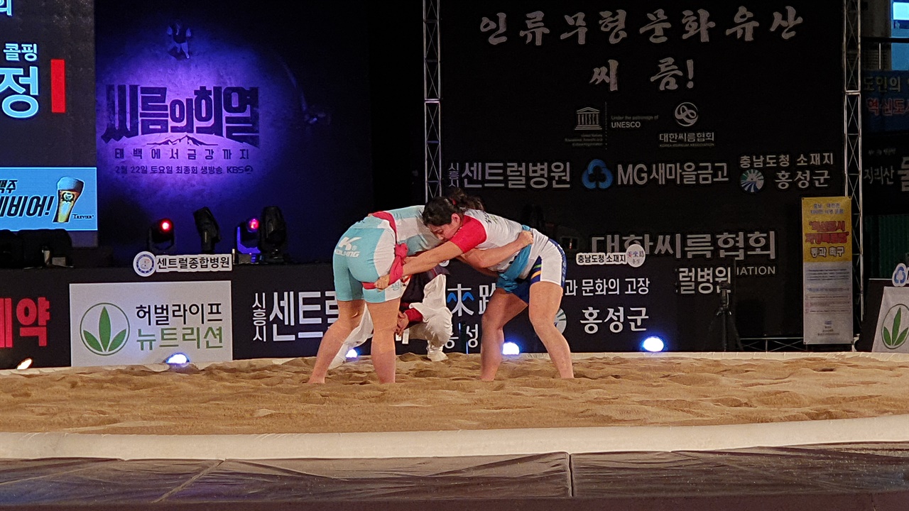  국화급(70kg 이하)에서는 콜핑 소속 임수정 선수가 안산시청 김다혜 선수를 치열한 접전 끝에 2-1로 제압하고 장사에 등극했다. 임 선수는 두 번째 판에서 상대 선수에게 다리는 눌리는 부상을 당했음에도 세 번째 판을 이겨 장사타이틀을 거머쥐었다.