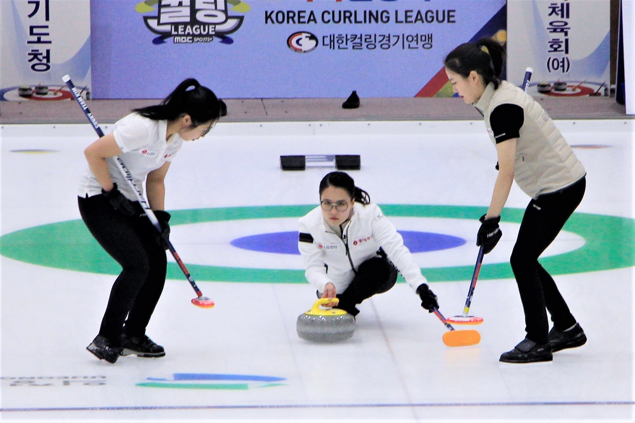  경북체육회 컬링팀 여자부 선수들의 모습.