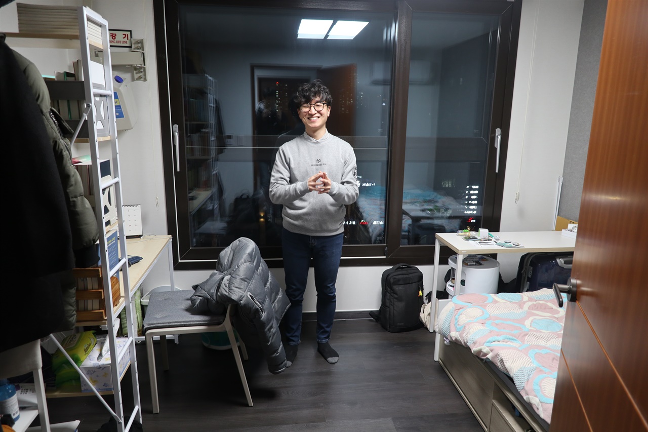 서울서 지낼 곳을 찾다가 셰어하우스 플랫폼을 만났다. 두번째 거처는 자신이 일하고 있는 스타트업에서 운영사로 참여한 사회주택 1호 '앤스테이블'로 정했다.    