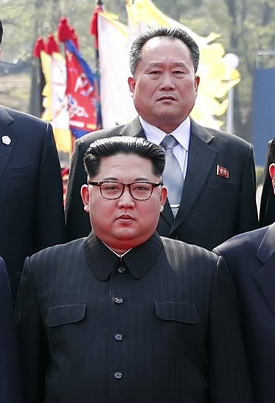 김정은 북한 국무위원장과 리선권 외무상.