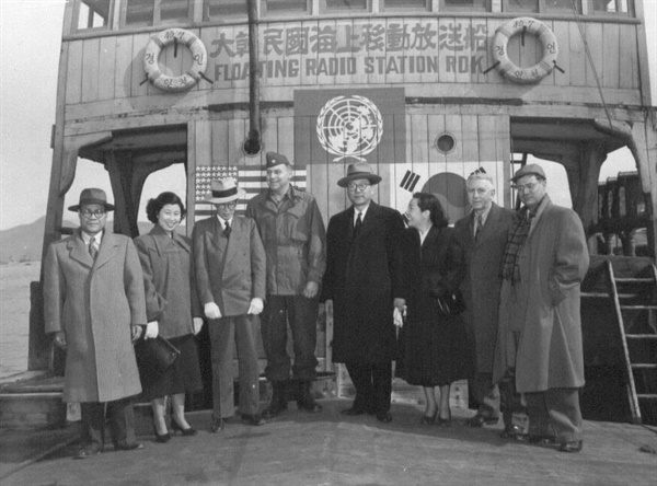 대한민국 해상이동 방송선 'HLKT'을 방문한 장면 총리 일행(1951. 2. 15.).