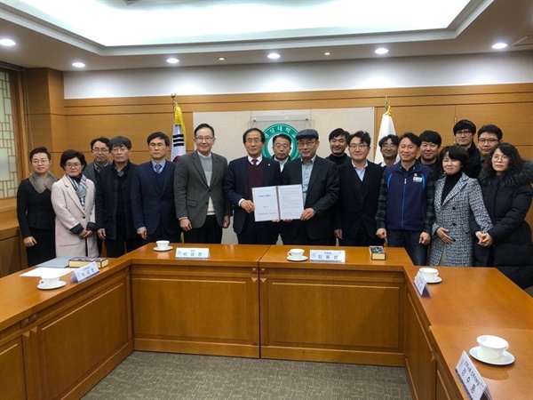  경상대학교와 한국비정규교수노동조합 경상대분회는 28일 오후 경상대 본부 상황실에서 단체협상 타결 조인식을 가졌다.