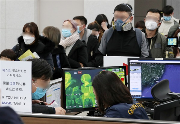 1월 28일 부산 강서구 김해공항 입국장에서 중국발 승객들이 검역대를 통과하고 있다. 