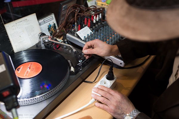 LP 음반과 믹싱 콘솔은 DJ의 필수 도구