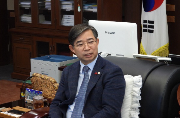 김기두 태안군의회 의장은 2020년도 의정 목표를 '군민의 입장에서 직접 발로 뛰는 의회상 정립'으로 제시했다.