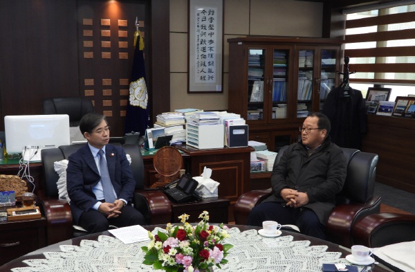 김기두 태안군의회 의장은 주민들의 신뢰 회복을 위한 '변화와 혁신'을 강조한다. 사진 왼쪽이 김기두 의장.