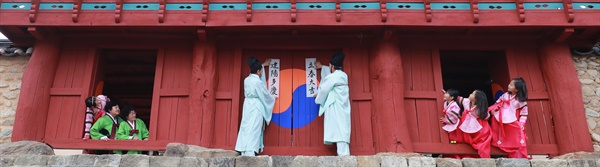  29일 함양향교와 함양유림의 입춘첩.