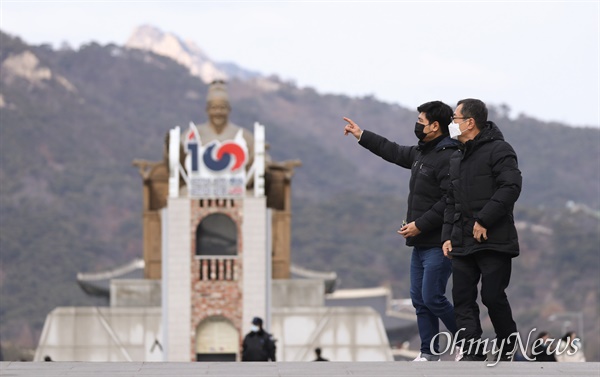 지난 1월 29일 오후 서울 광화문 일대를 시민들이 마스크를 착용한 채 지나고 있다.