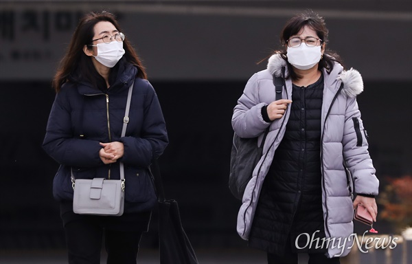 중국 우한 지역에서 발생한 신종 코로나 바이러스 감염증이 국내에 확진자가 발생해 질병관리본부가 감염병 위기단계를 '경계' 수준으로 관리하고 있는 가운데 서울 광화문 일대에 시민들이 마스크를 착용하고 있다.