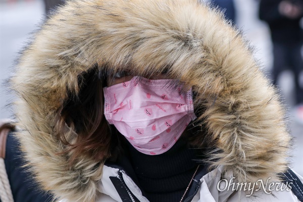 29일 오후 서울 광화문에서 한 외국인이 마스크를 착용하고 있다.
