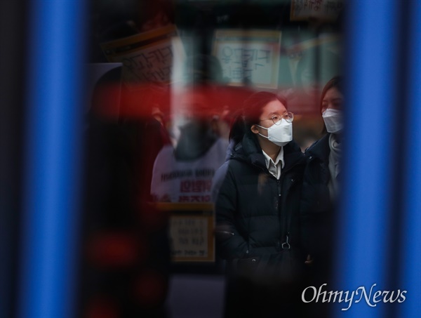국내에 신종 코로나 바이러스 감염증 확진자가 발생한 가운데 29일 오후 서울 광화문 일대를 오가는 시민들이 마스크를 착용하고 있다.