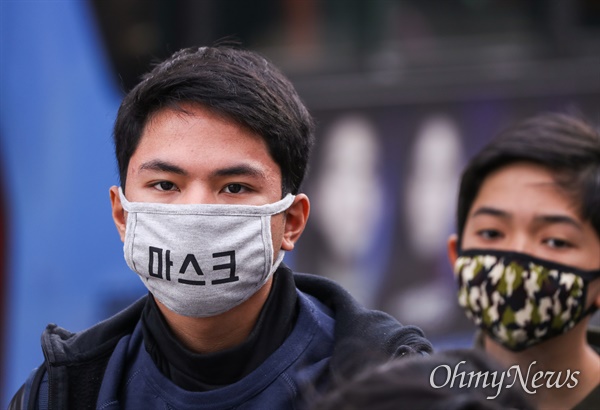 중국 우한 지역에서 발생한 신종 코로나 바이러스 감염증이 국내에 확진자가 발생해 질병관리본부가 감염병 위기단계를 '경계' 수준으로 관리하고 있는 1월 29일 오후 서울 광화문 일대에 외국인 들이 마스크를 착용하고 있다. 