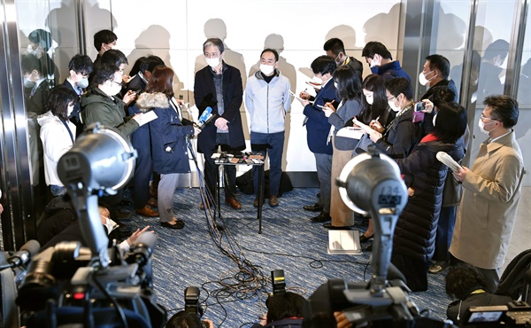 중국 우한시에 머물다 일본 정부 전세기로 도쿄 하네다공항으로 돌아온 일본상공회의소 임원들이 공항에서 취재에 응하고 있다.
