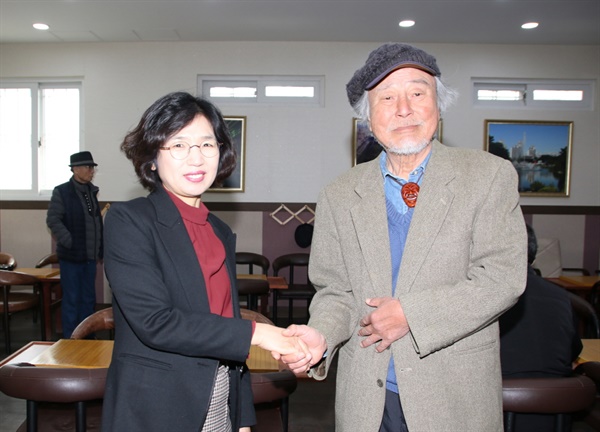 지역기반 기업체와 성남시 분당구의 ‘맑은 공기 콜라보’ 고혜경 분당구청장과 최병찬 분당기우회장이 악수를 나누고 있다.