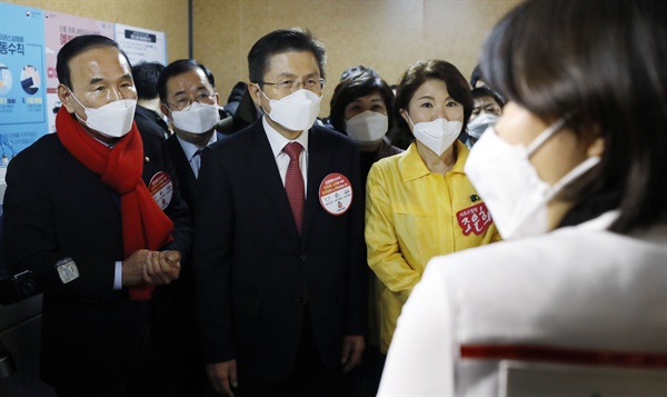 자유한국당 황교안 대표가 29일 오후 서울 서초구청에 마련된 신종코로나바이러스 감염증 선별진료소를 방문해 의료진을 격려하고 있다. 