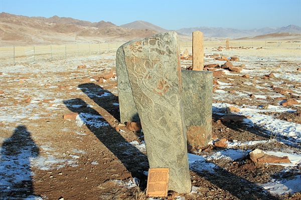 '오시깅 으브르'에는 몽골 사슴돌을 대표하는 다양한 모습의 사슴돌이 세워져 있다