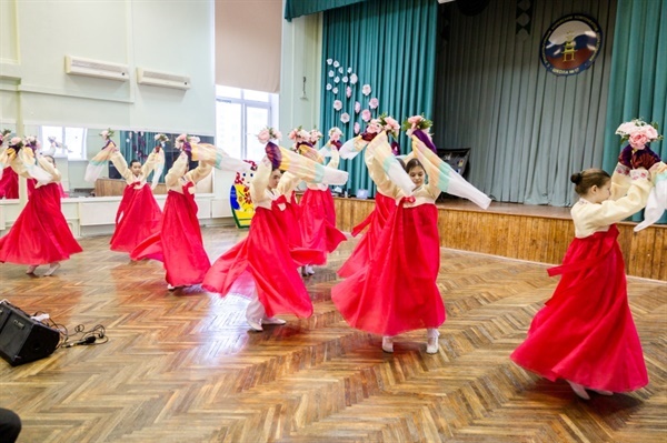 무궁화 춤을 선보인 1086 한민족학교 학생들
