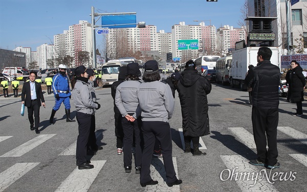 정부가 ‘신종 코로나 바이러스 감염증’을 대비해 중국 우한 교민들을 충남 아산과 충북 진천에 격리 수용하기로 한 가운데 30일 오전 충북 진천 국가공무원인재개발원 앞에서 지역 주민들이 우한 교민을 격리 수용을 반대하자, 경찰이 지역 주민을 통제하고 있다.
진천 주민들은 격리 수용 시설인 국가공무원인재개발원이 1km 이내 아파트 단지와 어린이집, 학교 등 교육시설이 있다며 격리 수용을 반대했다.