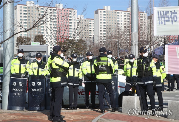 정부가 ‘신종 코로나 바이러스 감염증’을 대비해 중국 우한 교민들을 충남 아산과 충북 진천에 격리 수용하기로 한 가운데 30일 오전 충북 진천 국가공무원인재개발원 앞에서 지역 주민들이 우한 교민을 격리 수용을 반대하자, 경찰이 지역 주민을 통제하고 있다.
진천 주민들은 격리 수용 시설인 국가공무원인재개발원이 1km 이내 아파트 단지가 밀집해 있다.