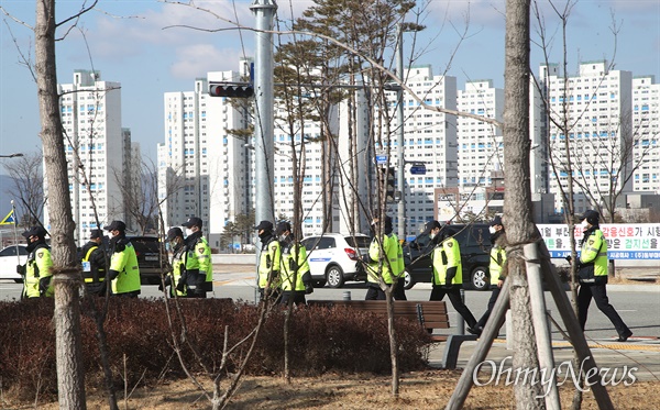  정부가 ‘신종 코로나 바이러스 감염증’을 대비해 중국 우한 교민들을 충남 아산과 충북 진천에 격리 수용하기로 한 가운데 30일 오전 충북 진천 국가공무원인재개발원 앞에서 지역 주민들이 우한 교민을 격리 수용을 반대하자, 경찰이 지역 주민을 통제하고 있다.
진천 주민들은 격리 수용 시설인 국가공무원인재개발원이 1km 이내 아파트 단지가 밀집해 있다.