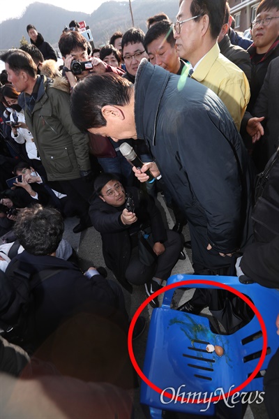 진영 행정안전부 장관이 30일 오후 신종 코로나 바이러스 발생지역인 중국 우한시에서 귀국하는 교민들을 수용하기로 한 충남 아산시 초사동 경찰 인재개발원앞에서 반대 시위를 벌이는 주민들과 대화를 하던 중 일부 주민들이 달걀을 던졌다.